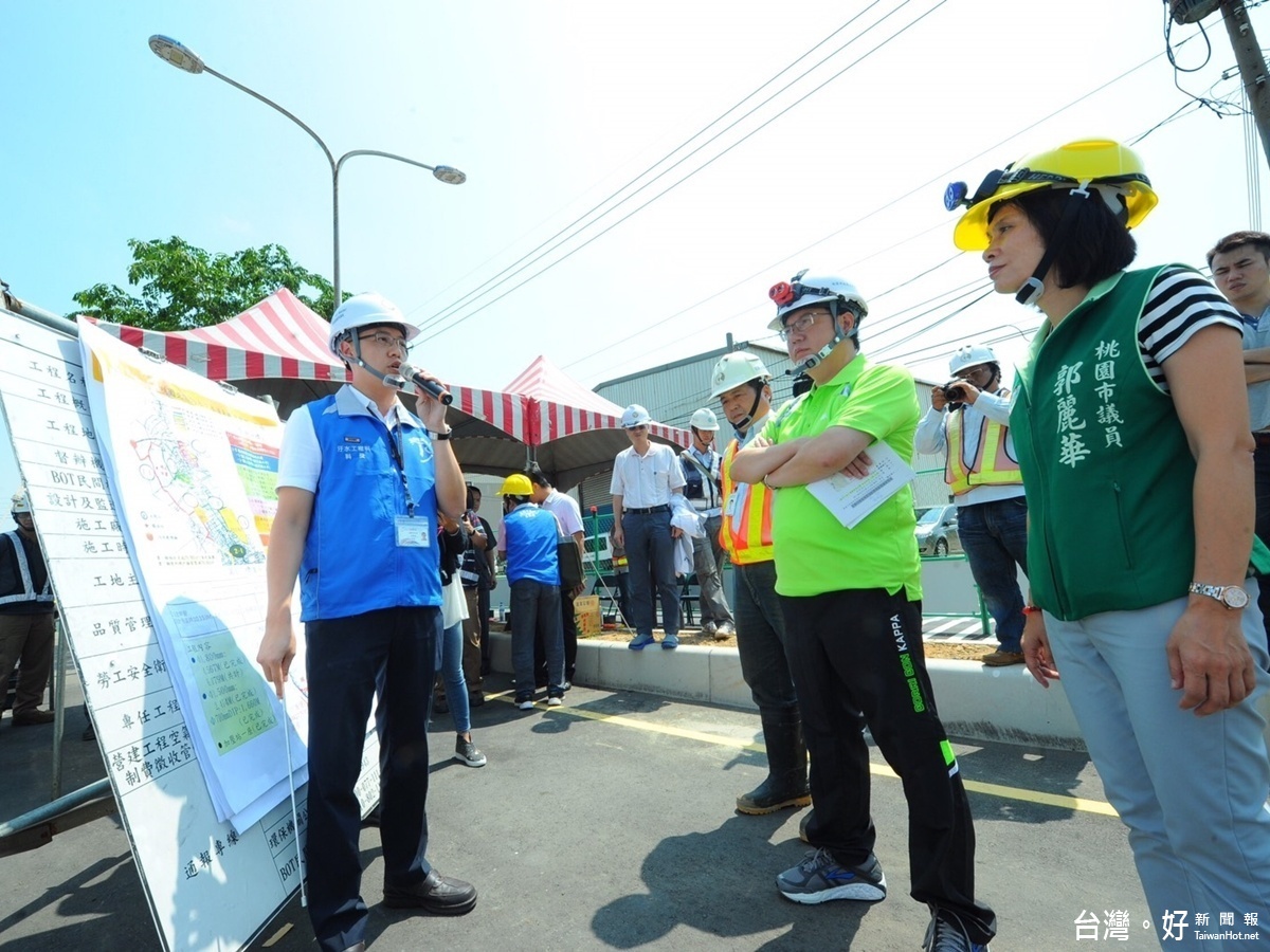 桃園市長鄭文燦25日下午在市議員郭麗華、水務局長劉振宇陪同下前往蘆竹區富國路二段，視察桃園地區污水下水道系統建設之興建、營運、移轉（BOT）計畫污水管線工程