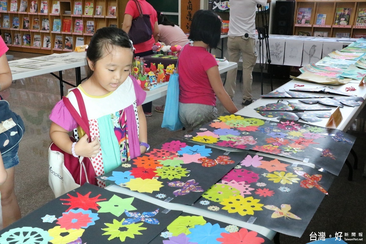 南投市圖書館展示暑期班成果。（記者扶小萍攝）