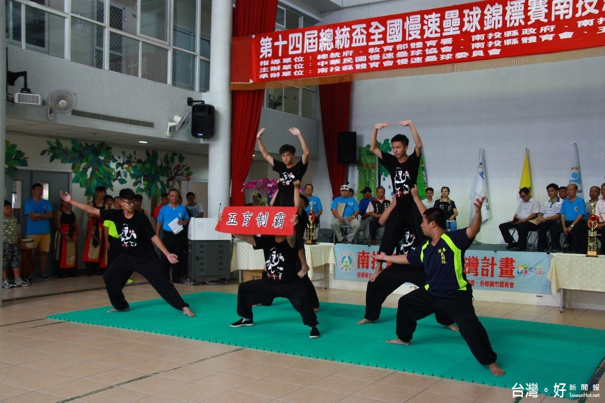 五育高中武術社在慢壘南投縣預賽開幕式中表演。（記者扶小萍攝）