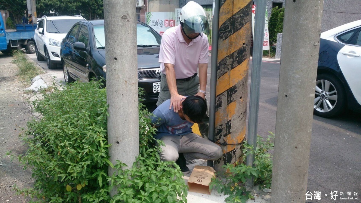 楊梅派出所所長林祺笙率隊喬裝逮捕詐騙集團車手。