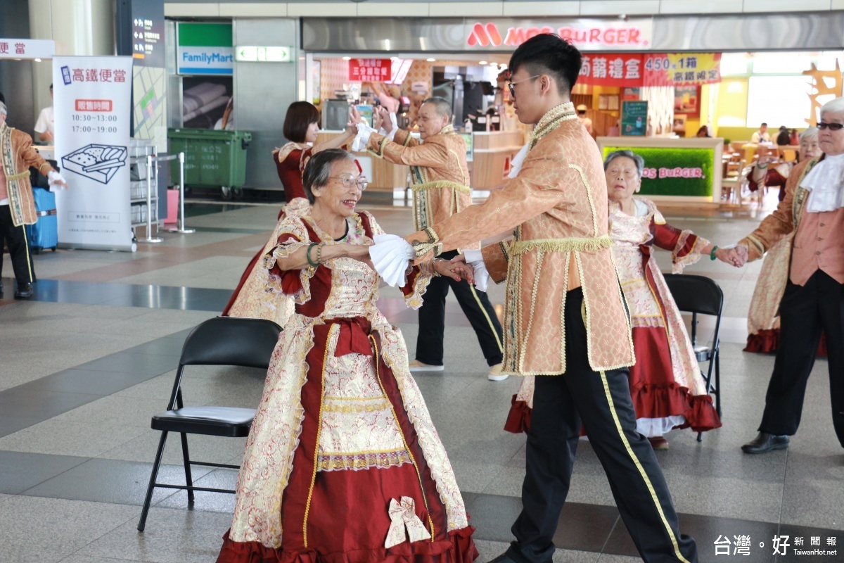 郭嘉美奶奶是本次演出中年紀最長的長輩(前排左1)，但充滿活力不輸年輕人。