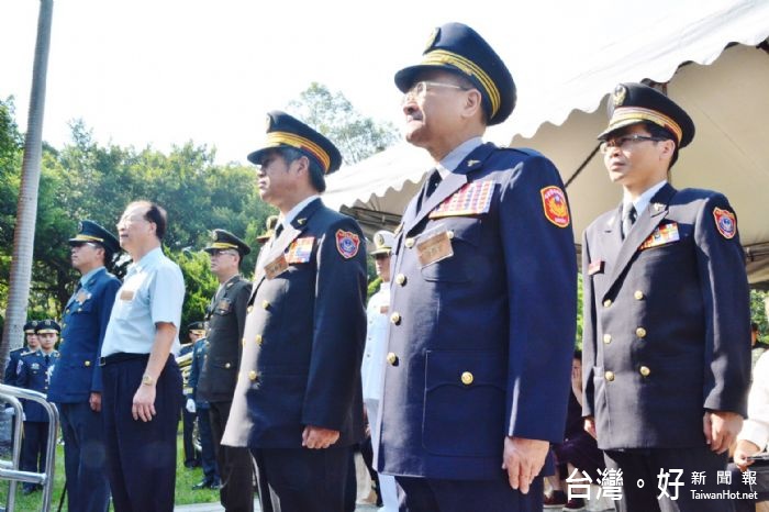 「105年秋祭致祭忠烈暨國軍陣亡將士典禮」，鄭市長向所有國軍官兵及警消同仁，致上最高的敬意。 