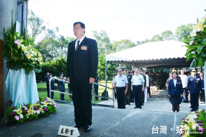 「105年秋祭致祭忠烈暨國軍陣亡將士典禮」，鄭市長向所有國軍官兵及警消同仁，致上最高的敬意。 