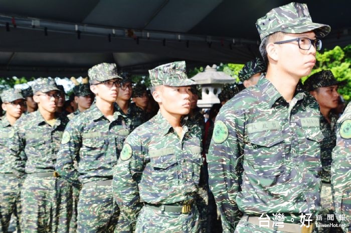 「105年秋祭致祭忠烈暨國軍陣亡將士典禮」，鄭市長向所有國軍官兵及警消同仁，致上最高的敬意。 