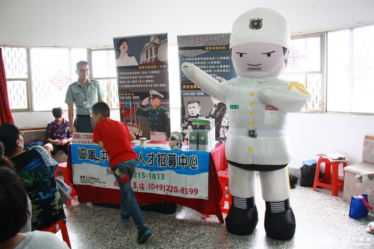 國軍人才名募說明會歡迎學子坄 入。（記者扶小萍攝）