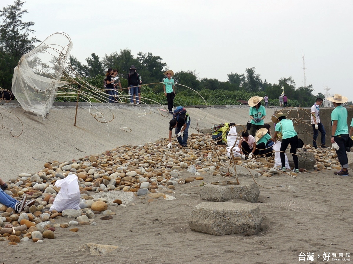 桃園市新屋區地景藝術「帶我走」，留下漁港美麗的海岸線