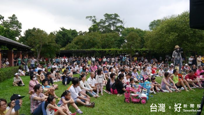 莊秀美局長表示，桃園地景藝術節首遇假日，天氣晴朗，遊客人數破7萬人次。