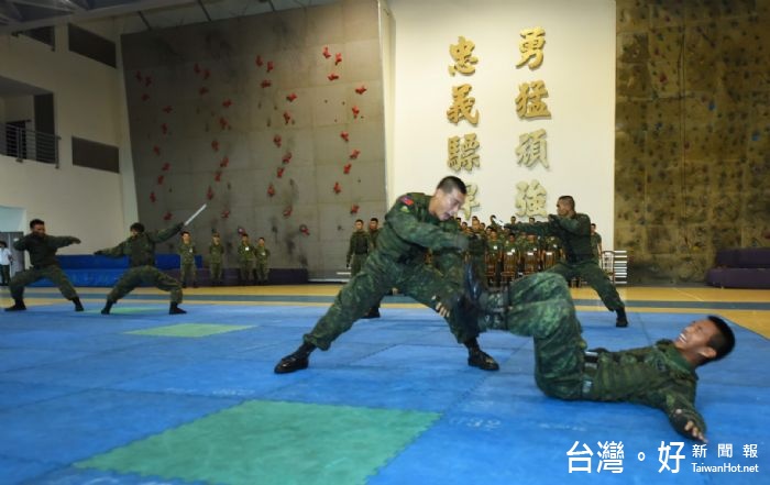 桃園市長鄭文燦前往龍潭區陸軍特種作戰指揮部出席秋節勞軍活動。