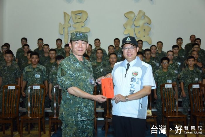 桃園市長鄭文燦前往龍潭區陸軍特種作戰指揮部出席秋節勞軍活動。