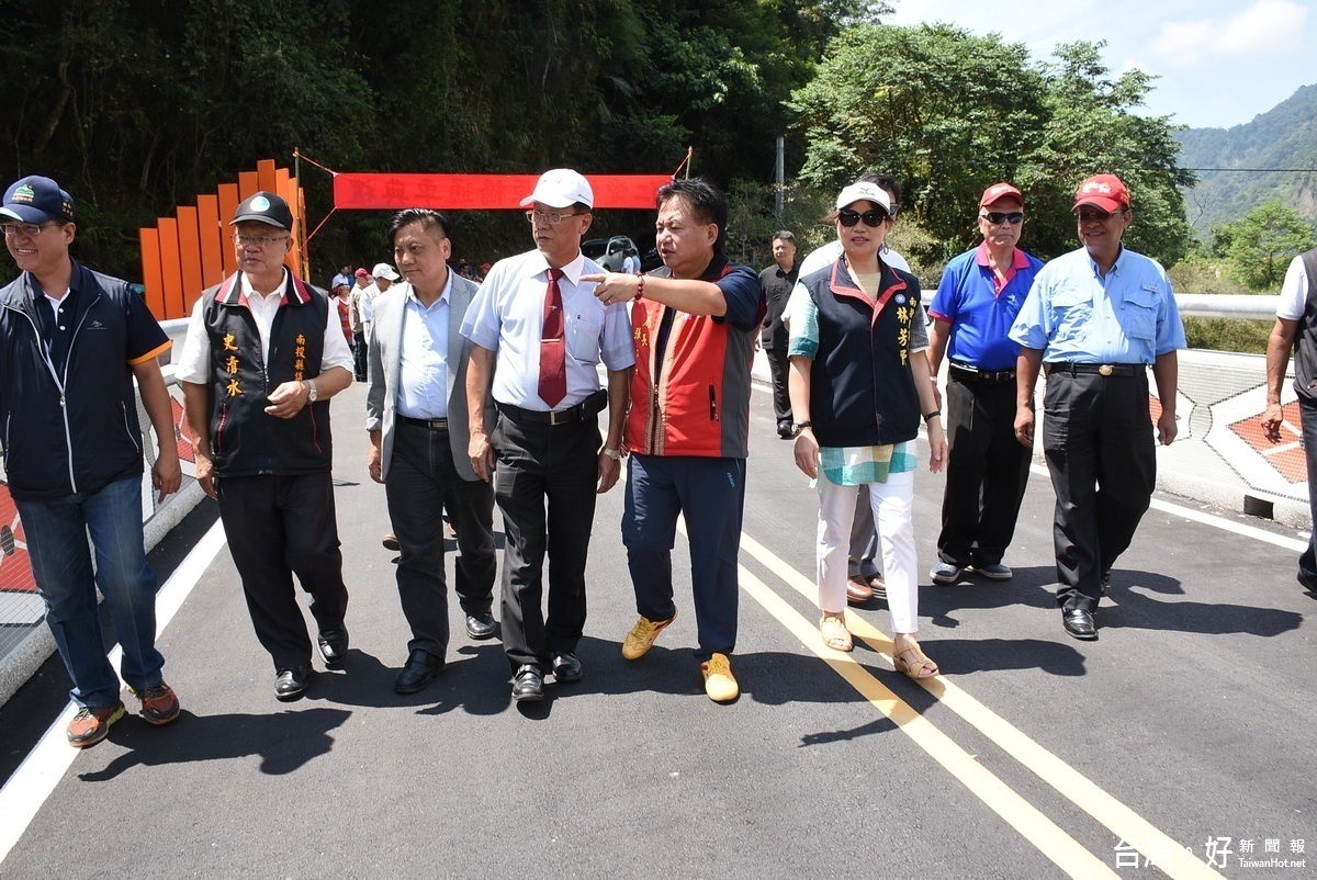 經建處副處長章正文等通過新橋給予祝福。