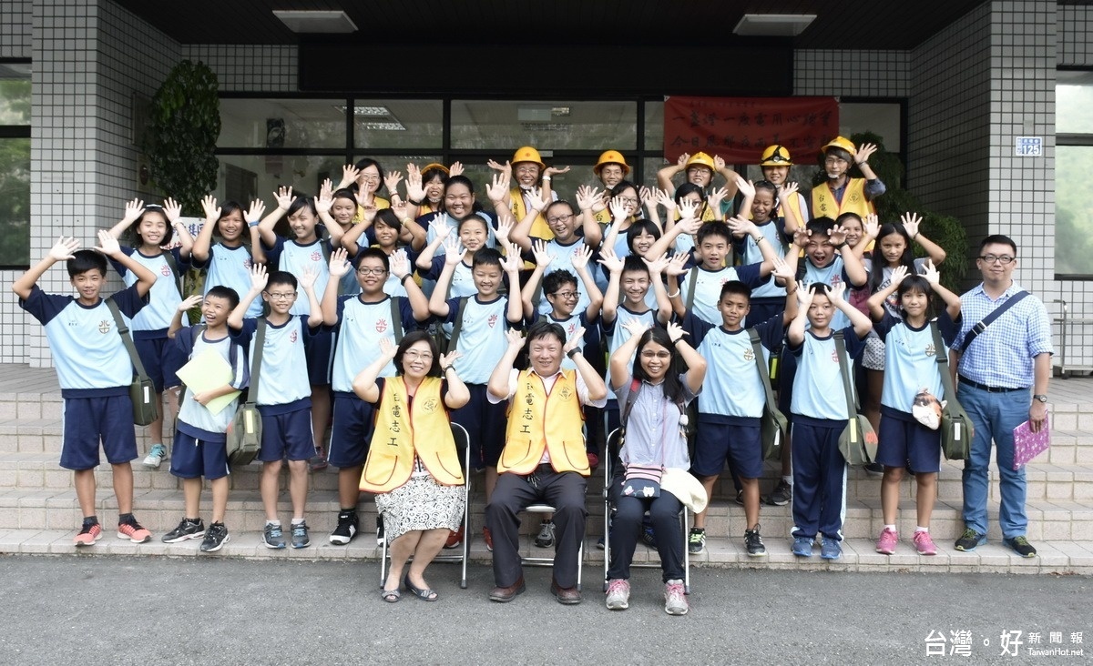 學生們聽取梁經理〈前排左〉的節約能源及該廠環境介紹及在張副廠長〈前排中〉的電力學習講授課程後，在控制大樓大門前合照。