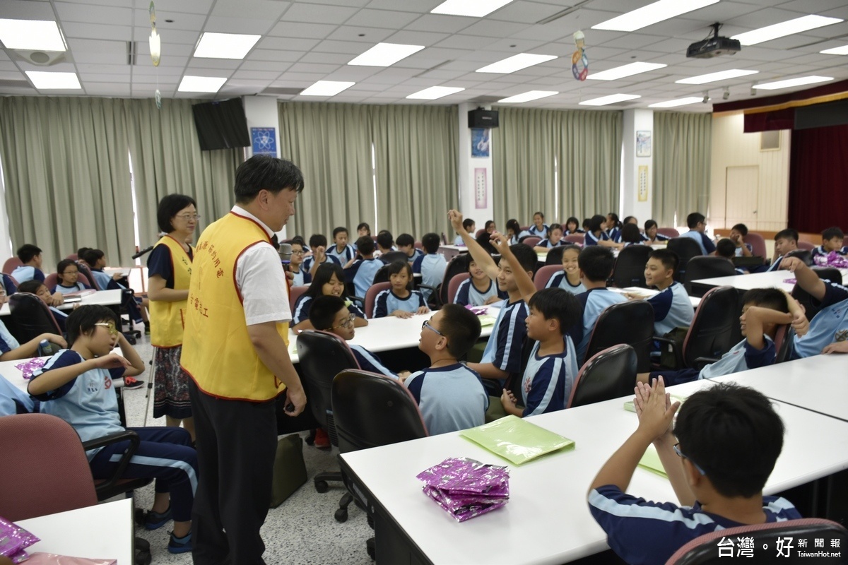 學生們在電力體驗營活動—學習護照後，亦透過彼此的互動，加深師生對電廠的了解。