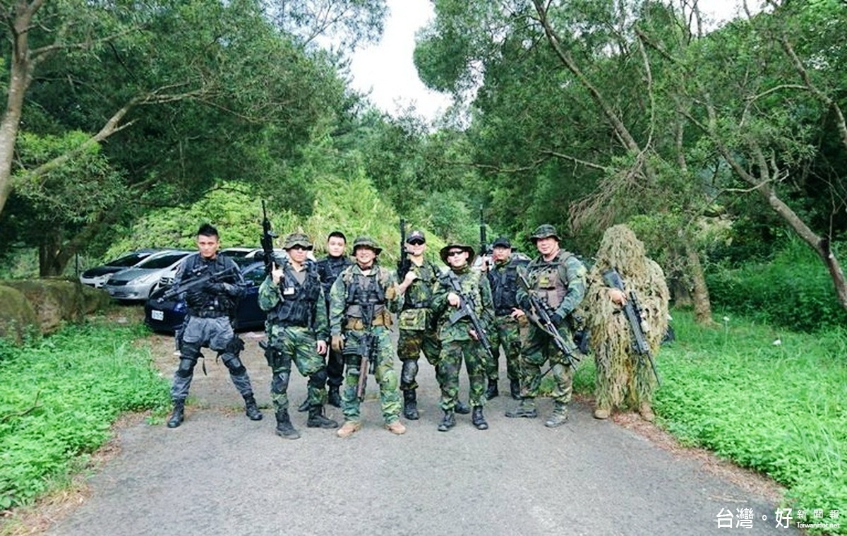 號稱民間版「漢光演習」的大規模軍事生存遊戲的模擬對戰，生存遊戲玩家各個專業裝備齊全。