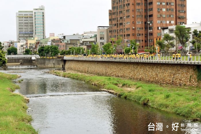 桃園市長鄭文燦出席「新都心生活文化協會—105年飆汗老街溪親子路跑」。