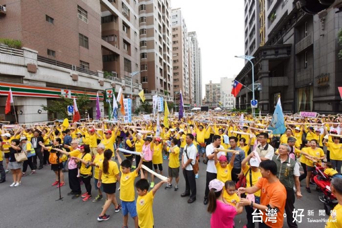 桃園市長鄭文燦出席「新都心生活文化協會—105年飆汗老街溪親子路跑」。