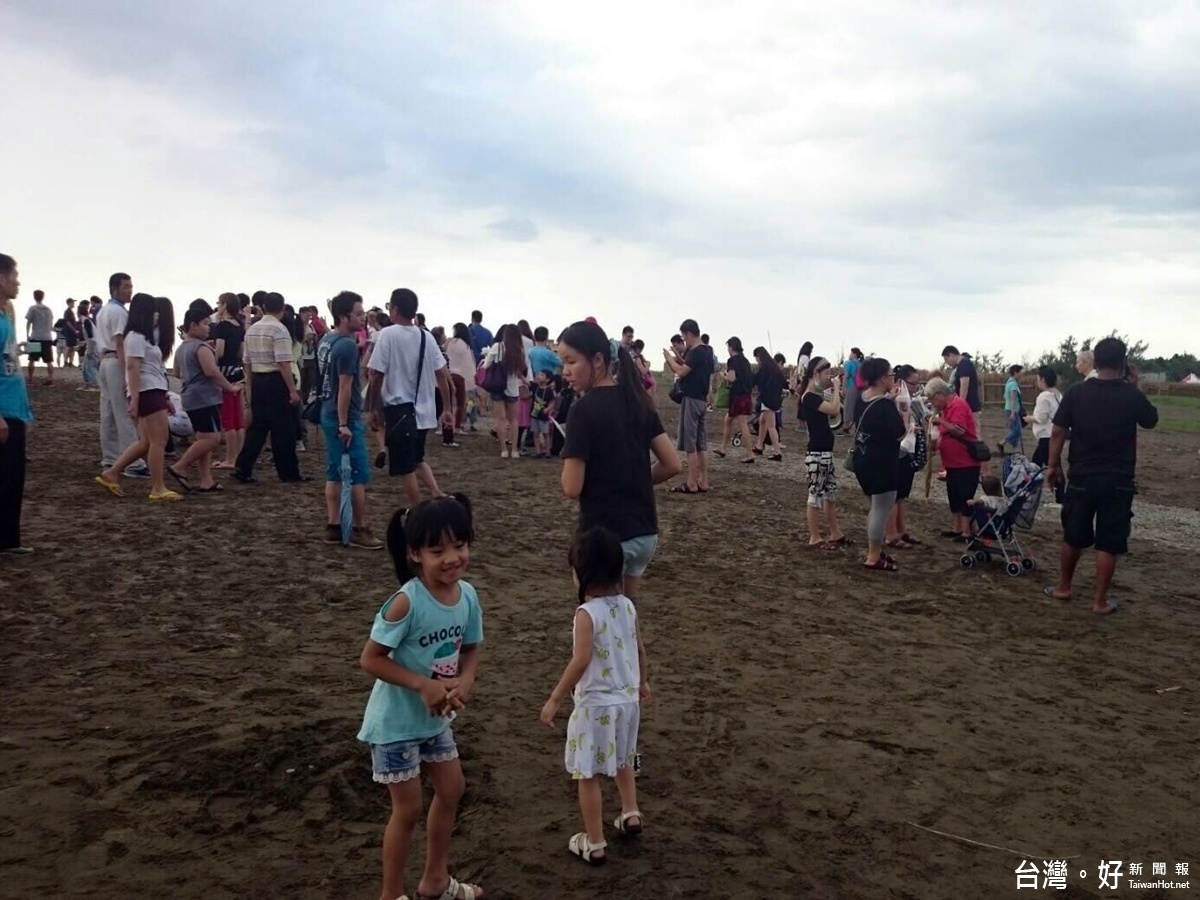 趁著颱風空檔，桃園地景藝術節擁入人潮，17日遇風暫停一天