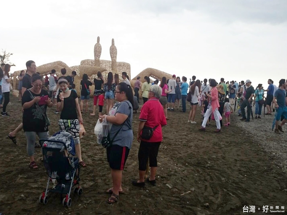 趁著颱風空檔，桃園地景藝術節擁入人潮，17日遇風暫停一天