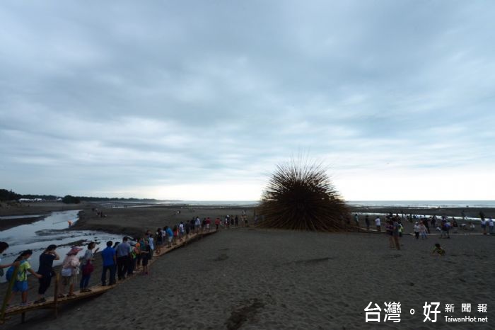 鄭市長視察地景藝術節新屋展區防颱整備，視作品性質加強展區防颱措施。