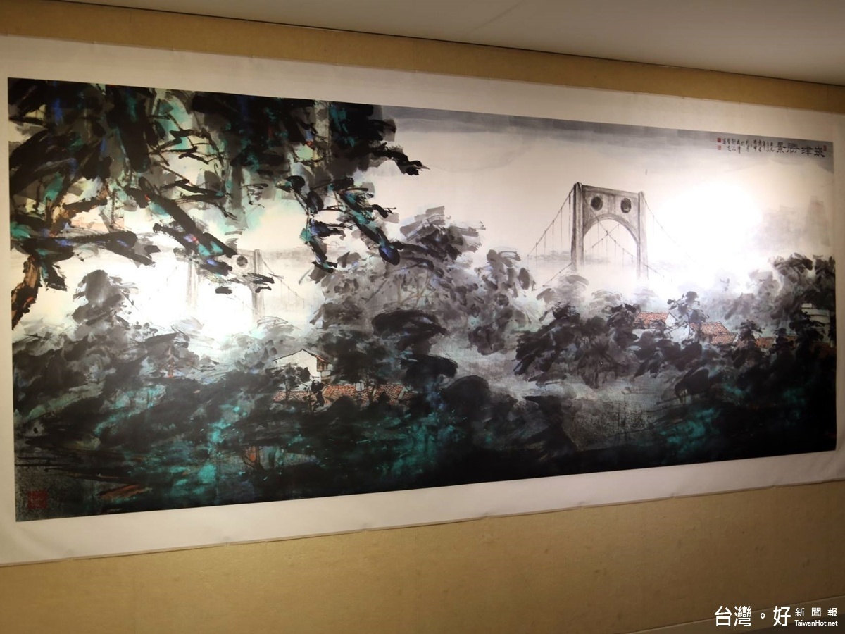 黃哲夫水墨創作展，色彩大膽嫣麗文化局展出，「崁津勝景」畫出大溪崁津大橋雄偉壯闊的美景