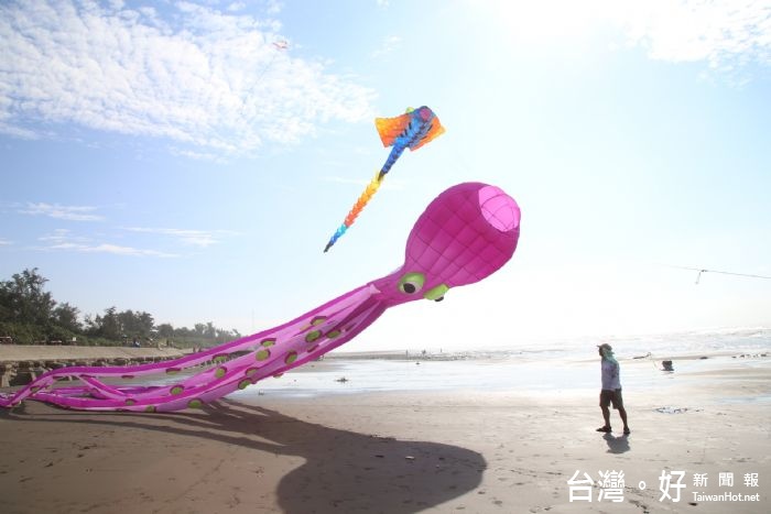 桃園地景藝術節舉行2項亮點活動「海闊天空」及「海底撈針」來吸引民眾駐足藝術作品。