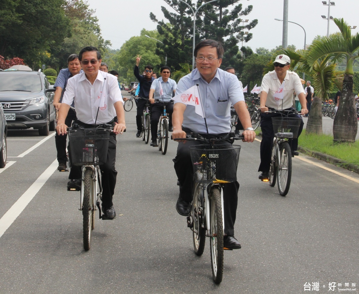 嘉大邱義源校長(前右)與涂醒哲市長(前左)與嘉大師生騎乘腳踏車繞校園