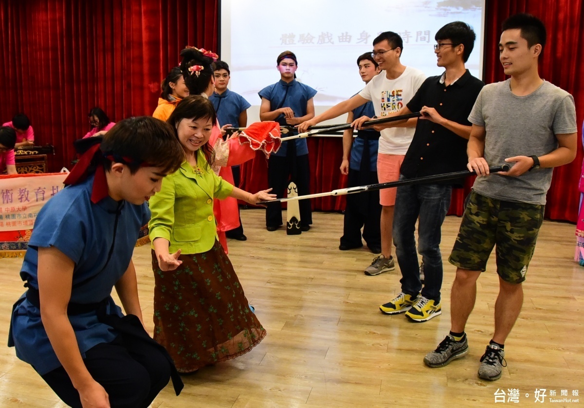 榮興客家採茶劇團演出的劇目，包括問卜與桃花過渡兩齣小戲，團員精彩的肢體表演、搭配動聽的山歌吟唱。