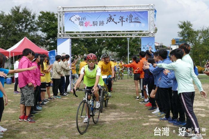 鄭文燦市長說，他知道騎完這趟很辛苦，但也代表大家知道成年以後要更有自信心並更具責任感。