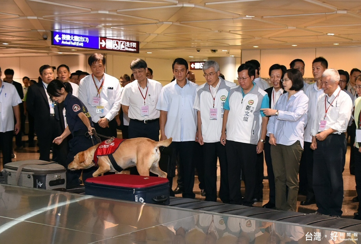 桃園市長鄭文燦陪同總統蔡英文視察桃園國際機場。