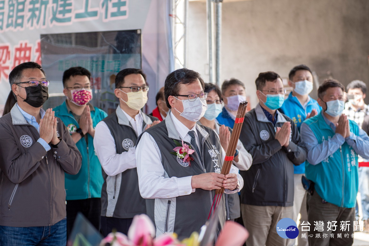 桃園市長鄭文燦於「義民社福館新建工程」上梁典禮中焚香祝禱工程順利平安。