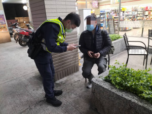 男子高血壓發作突倒地，巡警協助送醫救回一命