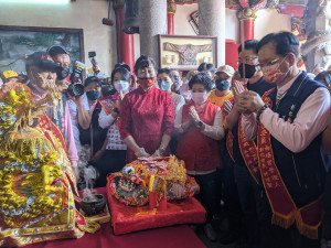 南瑤宮笨港進香主委市長林世賢向祖家廟媽祖敬拜，並獻上新龍袍。圖／彰化市公所提供