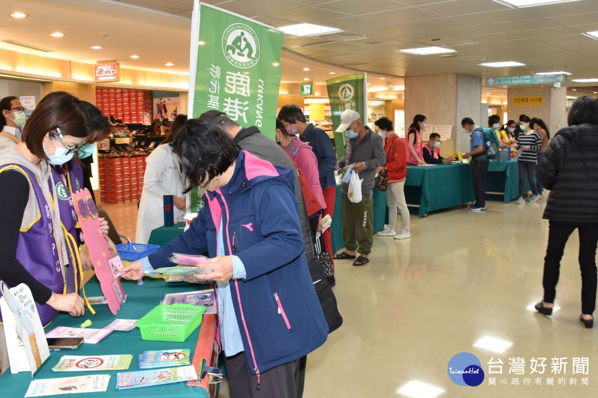 民眾透過參與有獎徵答、闖關等趣味活動，在寓教於樂中吸取愛腎自我照護知識。<br />
 <br />
