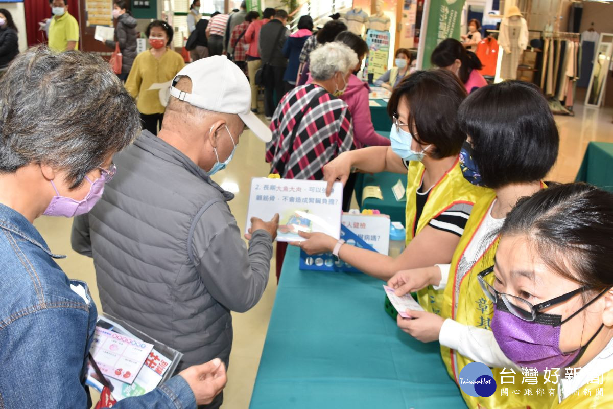 民眾透過民眾透過參與有獎徵答、闖關等趣味活動，認識腎臟病、預防腎臟病。圖／者鄧富珍攝