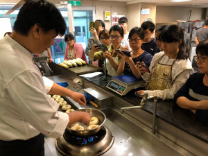 餐飲職訓課程參訓實況，此為疫情前參訓畫面