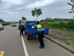 巡邏員警見狀先將車推至路邊並協助接電，順利幫助男子脫困。