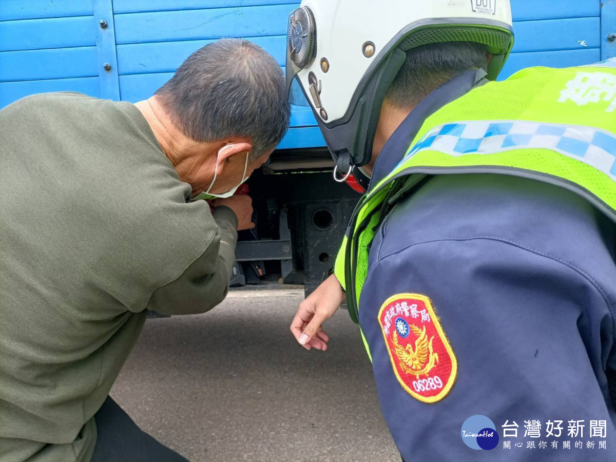 巡邏員警見狀先將車推至路邊並協助接電，順利幫助男子脫困。