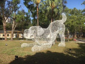 作品「浪在一起」大狗狗雕塑，透過浪犬活潑的面貌，翻轉流浪動物悲情的形象