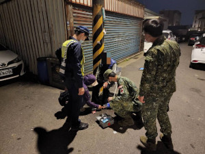 老翁失足跌坐水溝，國軍弟兄不畏髒污即時救援