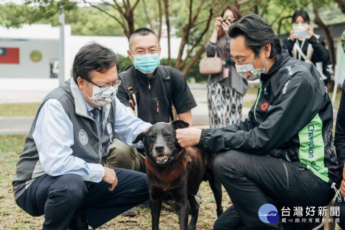 鄭市長在園區與小狗互動