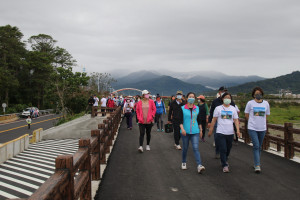 山環3線太平溪河堤友善步道光明段完成　饒慶鈴與鄉親一起健走體驗