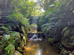 古色古香的砌石圓拱橋與潺潺流水（圖／北市大地處提供）