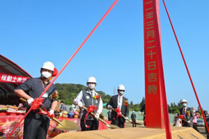 市長和與會來賓進行動土儀式