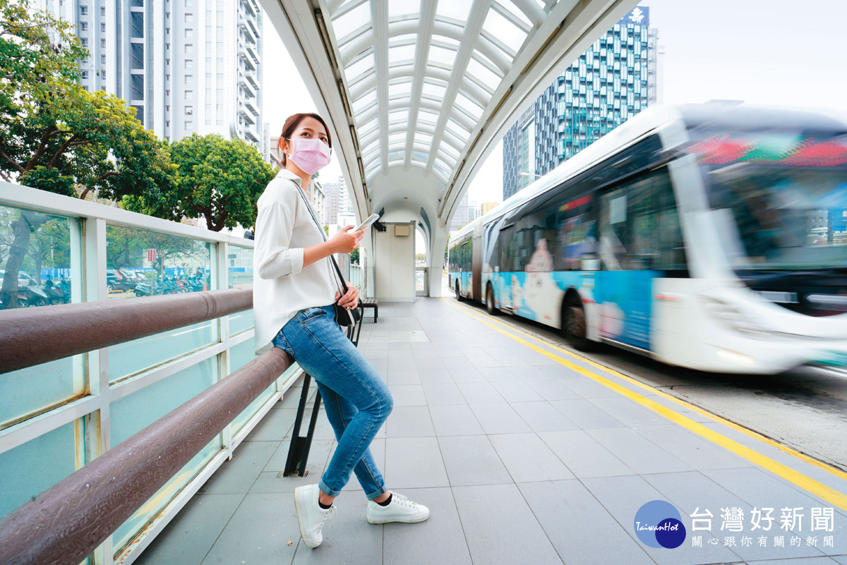 今年台中市政府推出幹線公車系統，將既有公車路線轉型，並加密班次及服務水準，全面提升搭乘體驗。