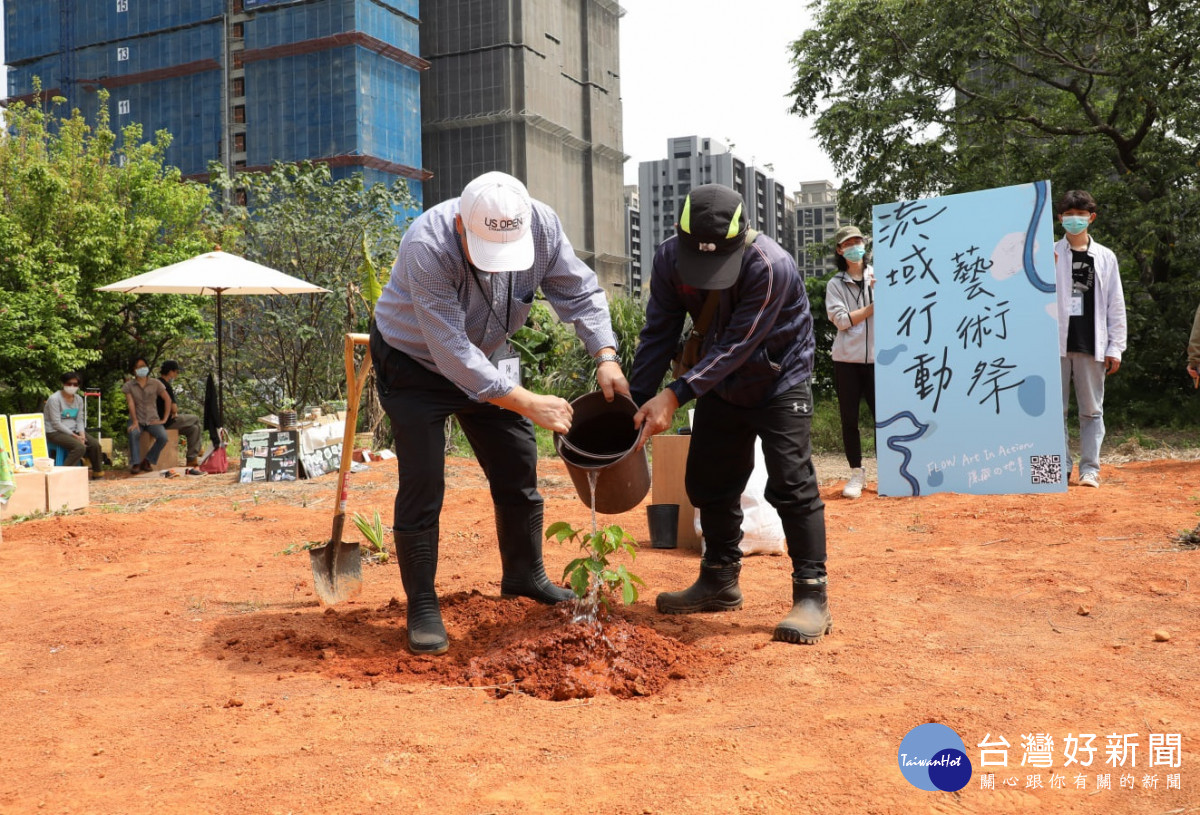 中原大學設計學院USR計畫主持人陳其澎教授與當地居民呂培瑲先生一起種下「希望之樹」