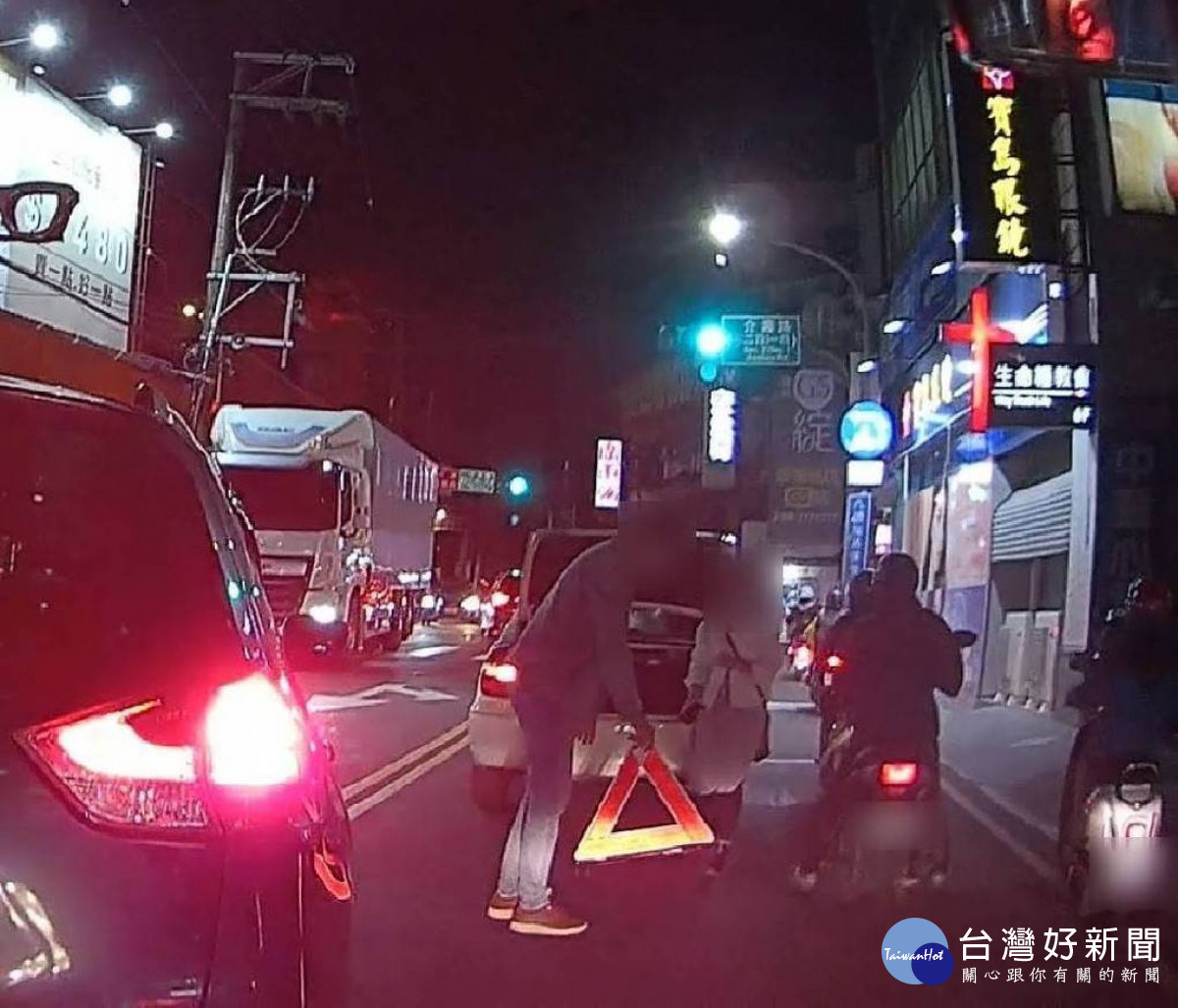 車輛拋錨困路中央，警熱心推車助解圍<br />
<br />
