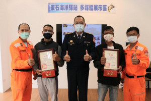 海巡署中部分署第四岸巡隊表揚熱心漁友布袋鎮蔡文智及東石鄉黃培原／第四岸巡隊提供
