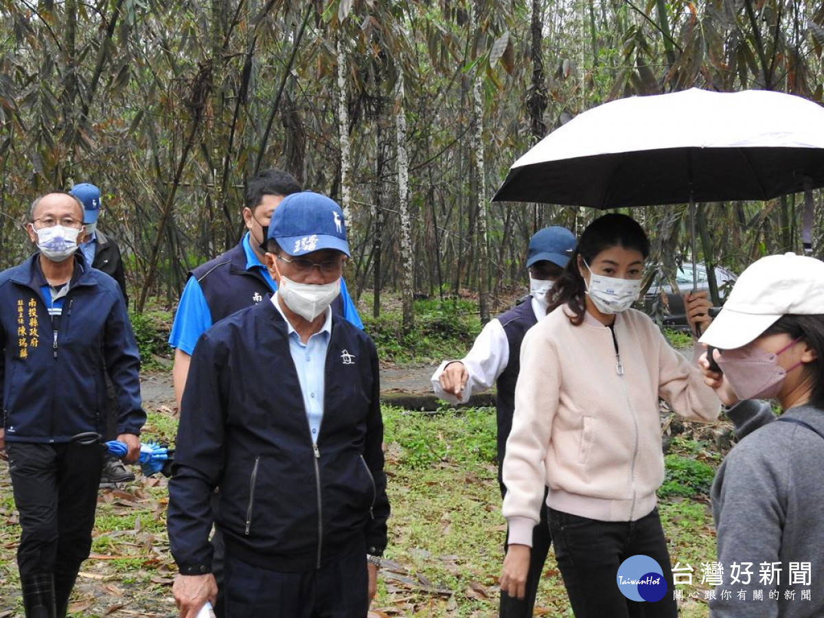 林明溱縣長，許淑華立委一起會勘竹山鎮延祥里集山路50巷2弄的交通問題，最後縣府為條規劃徹底解決居民進出交通問題。（圖/南投縣政府）