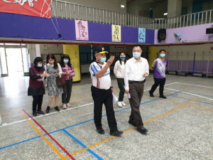 南投縣府教育處陸正威處長現勘埔里國小的活動中心。(圖/南投縣政府)