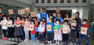 簡景賢鎮長到各國小幼兒園贈送節禮。（草屯公所提供）