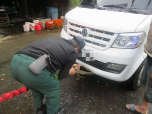 雨天上山送貨受困泥濘，山地義警駕駛四輪傳動車即刻救援